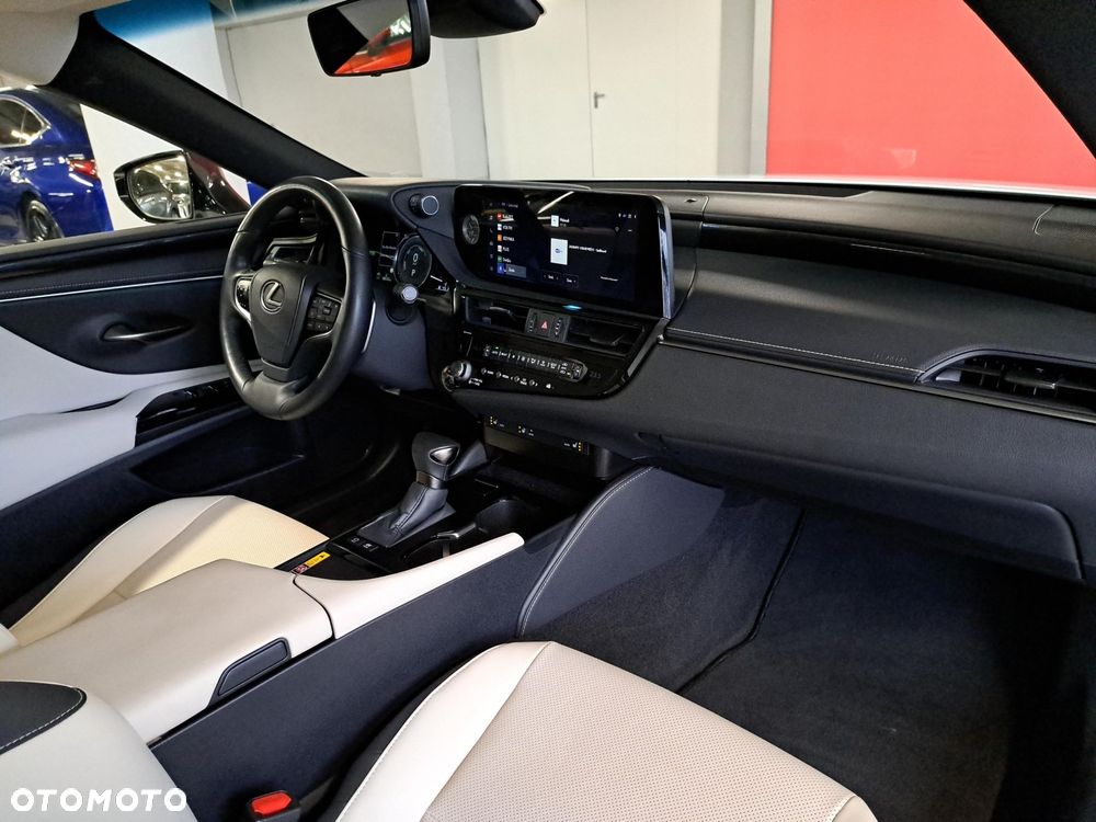 Lexus ES 300h F Sport Design - 11