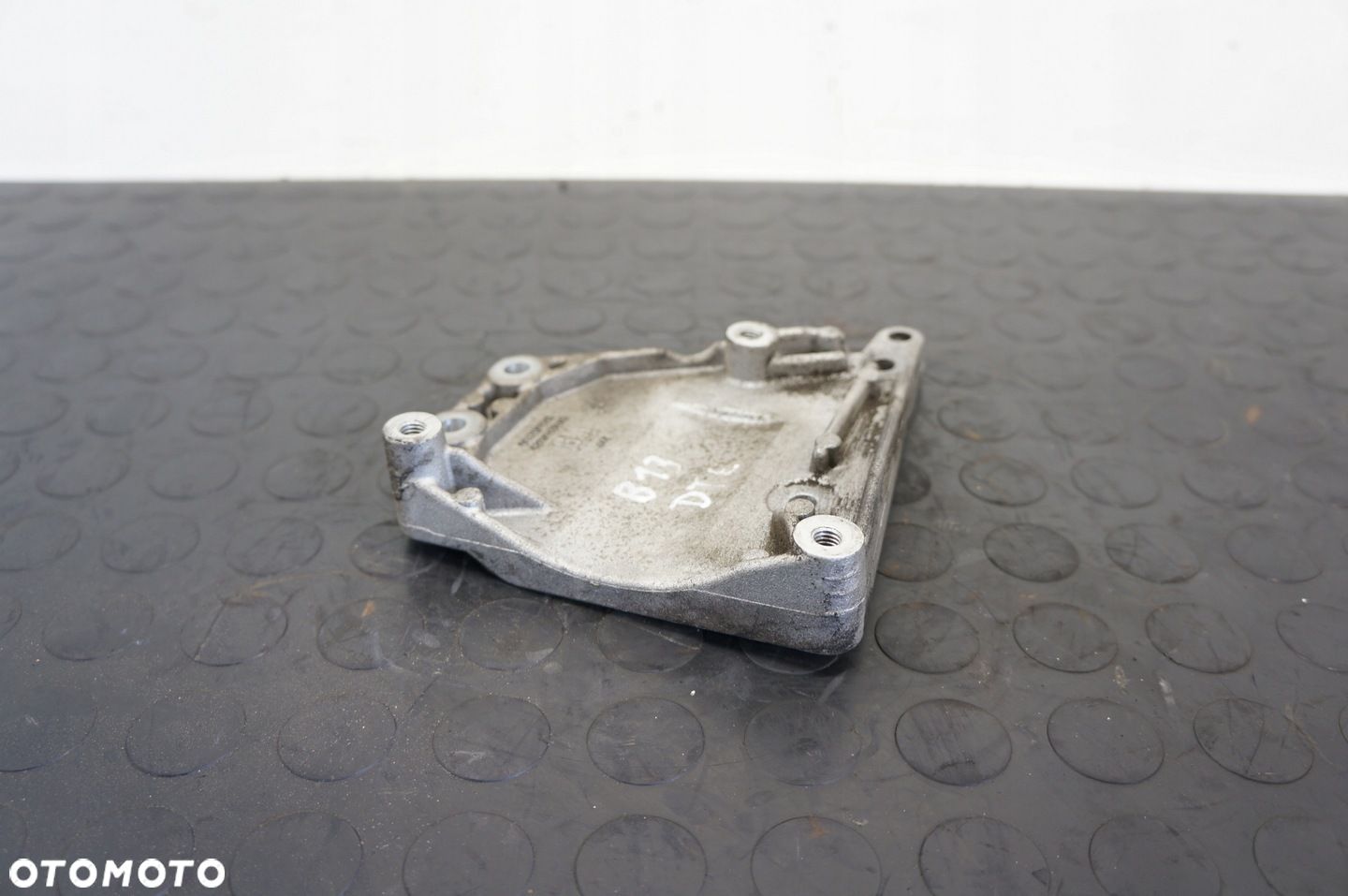 ŁAPA WSPORNIK KLIMATYZACJI CORSA E 1.3 CDTI 55567925 - 1