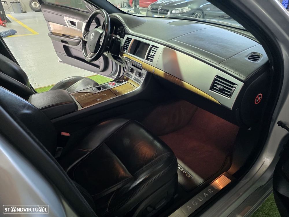 Jaguar XF Sportbrake 2.2 - 18