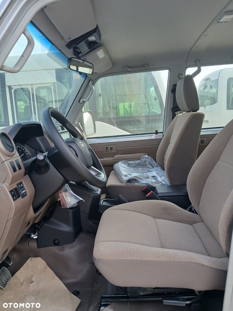 Toyota Land Cruiser - 35