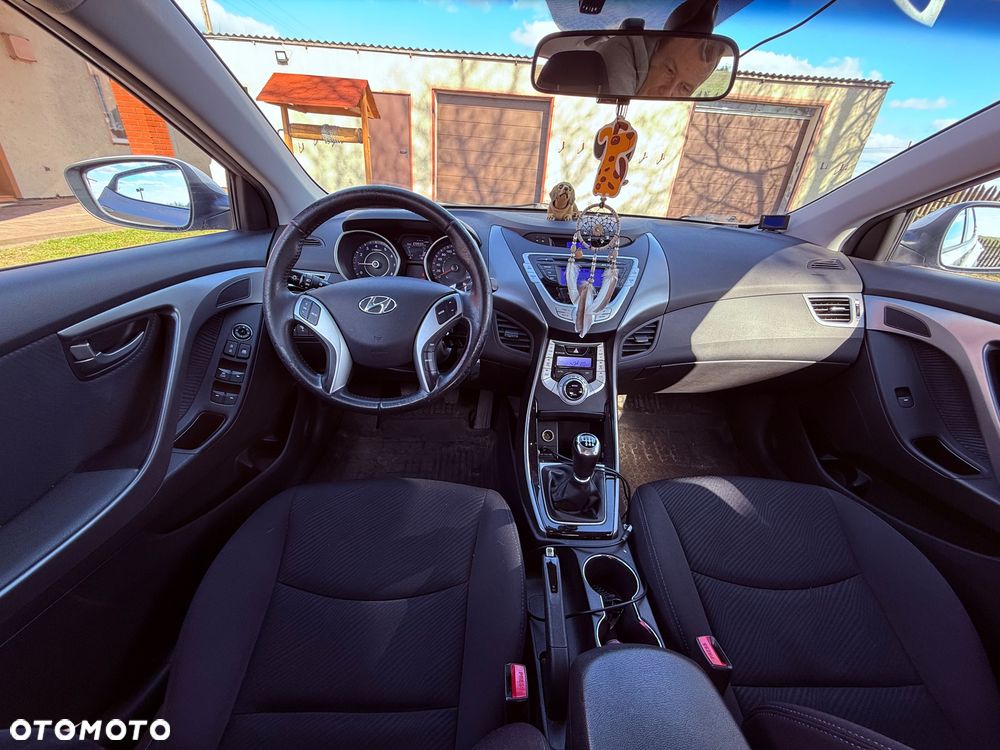 Hyundai Elantra 1.6 Comfort - 10