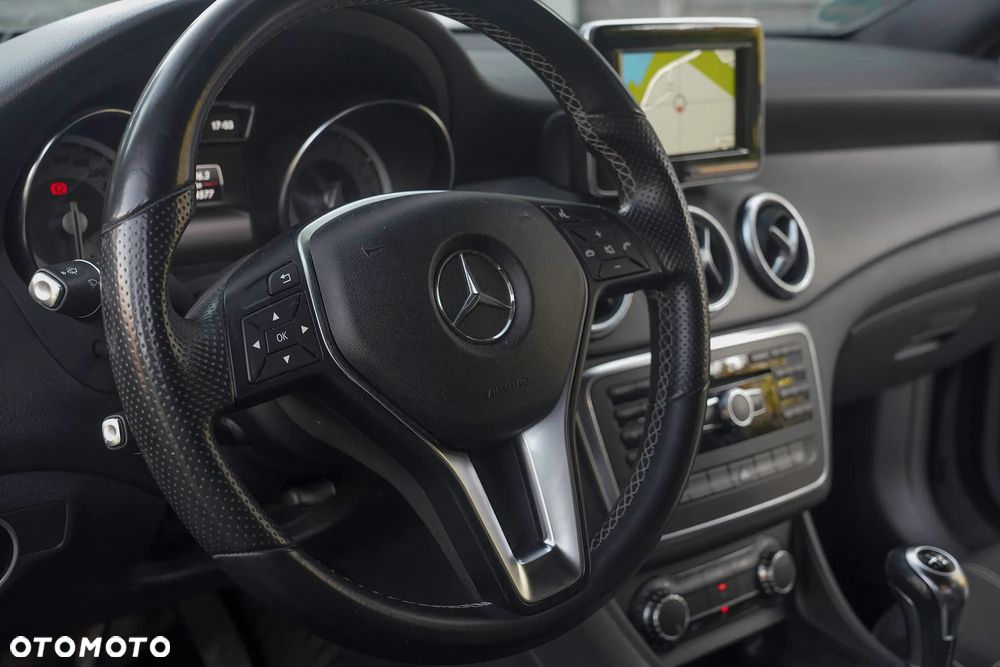 Mercedes-Benz CLA 180 AMG Line - 23