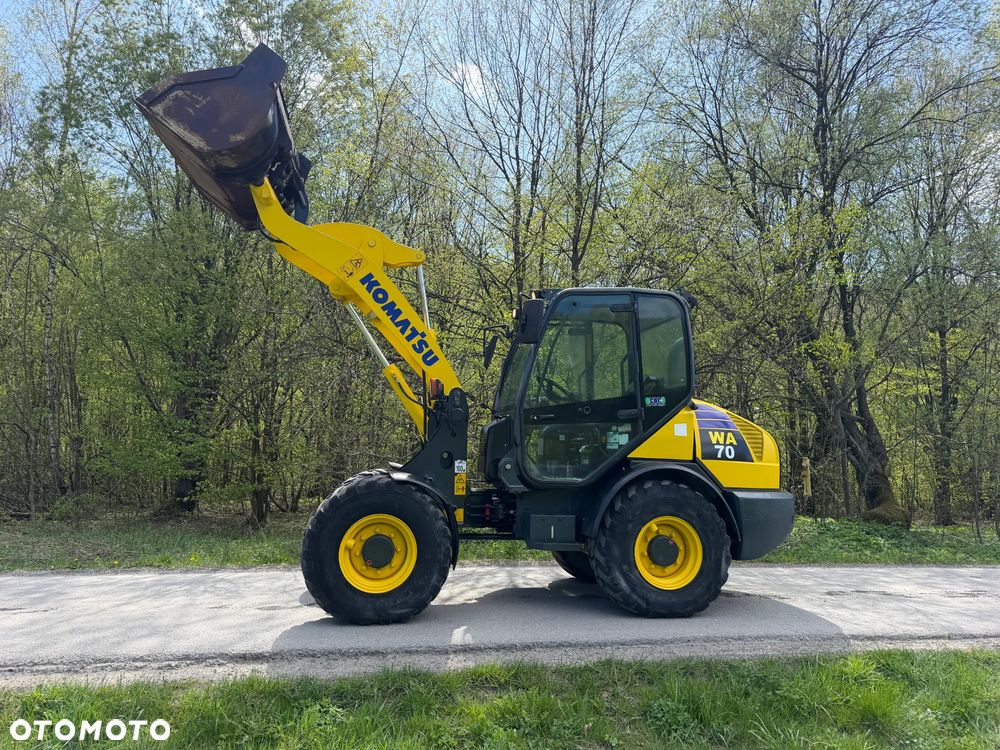 Komatsu WA70-7 Ładowarka Kołowa łamana 2016 rok.  Jak Nowa!  Oryginał łyżka. Mocny silnik 4cylindry. Zero luzów i wycieków. Aktualne Badania DEKRA BMWT. Wielka Okazja. Maszyna jak nowa z Salonu. 4200mtg. Pochodzi z Norweskiego urzędu gminy. Dodatkowe linie Hydrauliczne. Szybka wolna Jazda Rewers Hydrostatic.  Wersja Norwesk Mocne doświetlenie dodatkowe grzanie. kabina Ogrzewana wentylowana! Zmiana Osprzętu Hydrauliczna! - 2