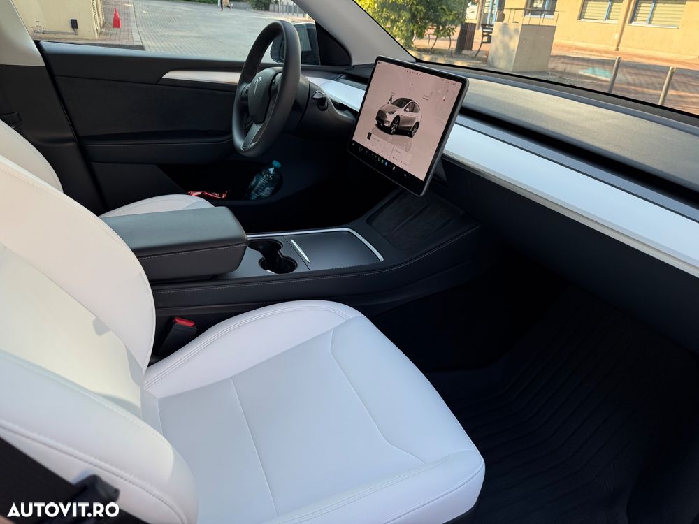 Tesla Model Y - 13