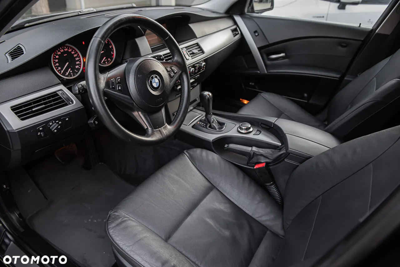 BMW Seria 5 525xi Touring - 16