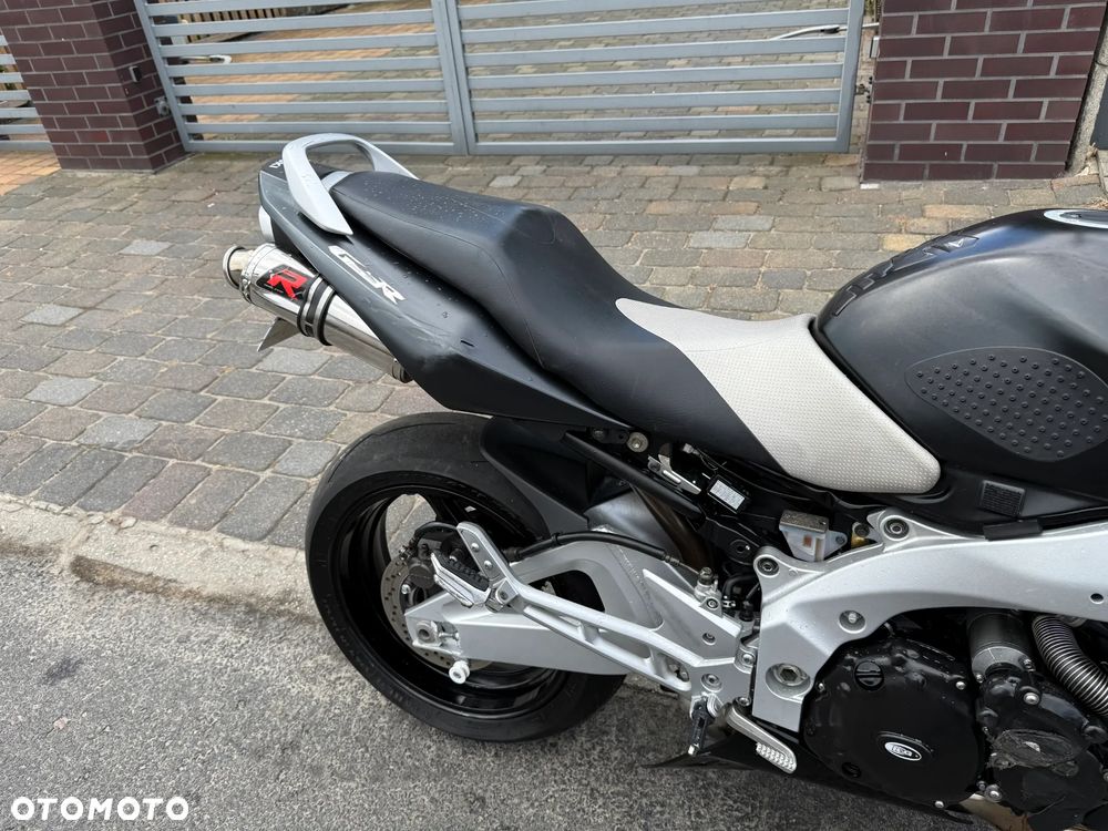Suzuki GSR - 21