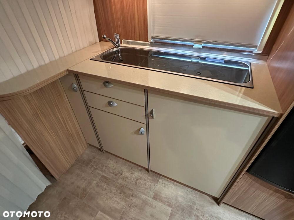 Burstner AVERSO 465 TS FIFTY z napędem i markizą pompowaną. - 24