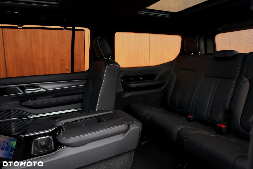 Jeep Grand Wagoneer - 24