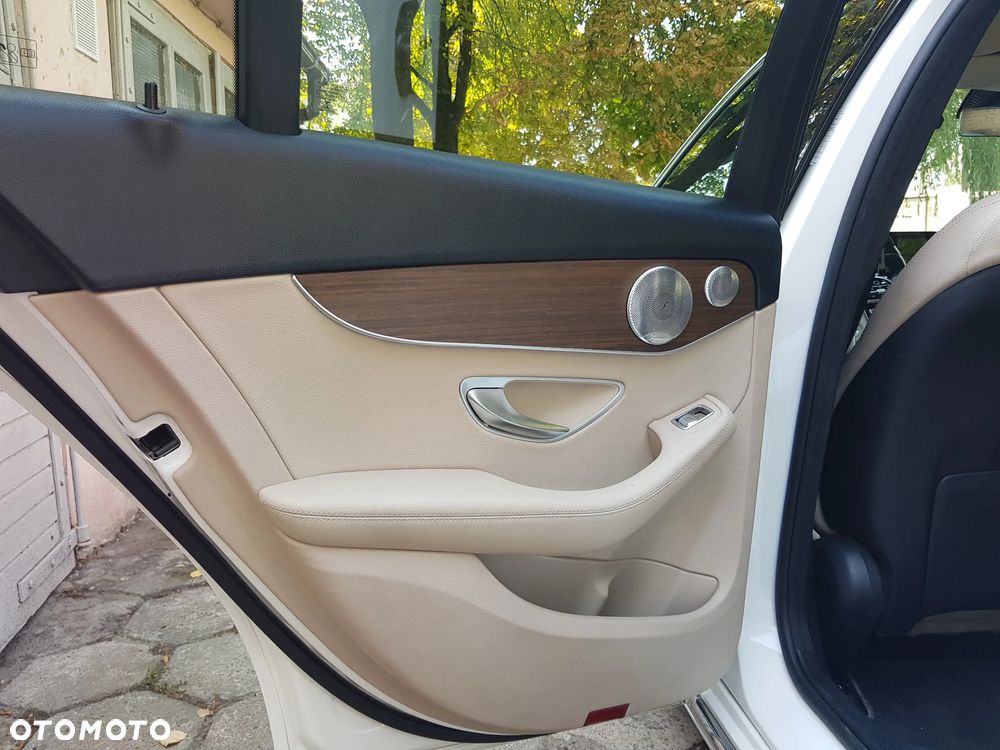 Mercedes-Benz Klasa C 300 4Matic 9G-TRONIC Exclusive - 24