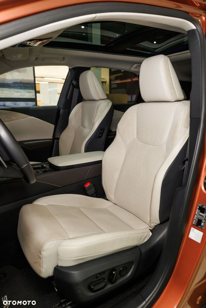 Lexus RX 450h+ Omotenashi - 9