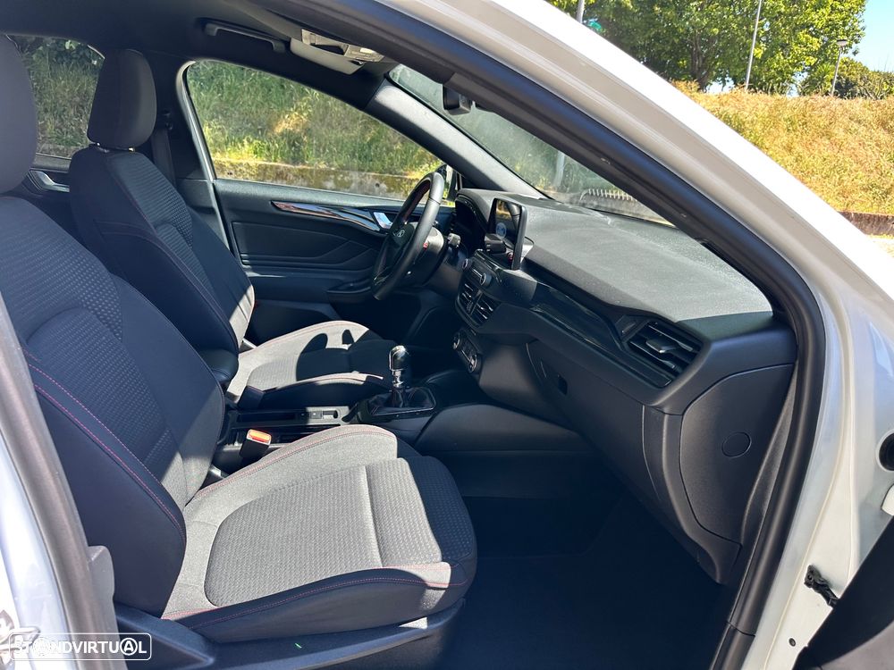 Ford Focus 1.0 EcoBoost S&S ST-LINE - 38
