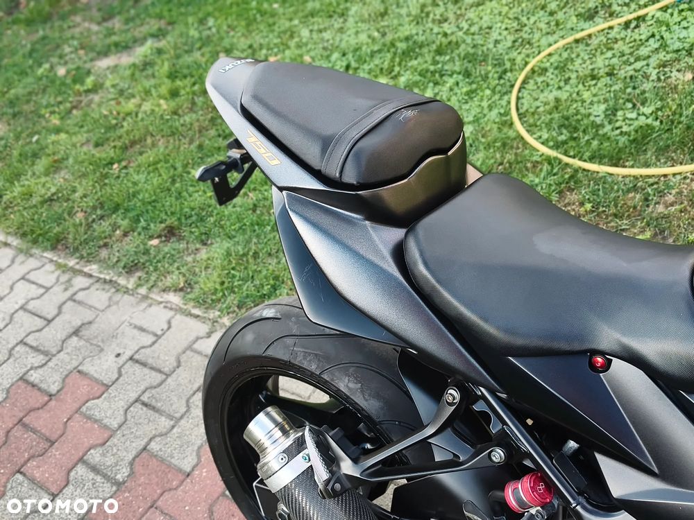 Suzuki GSR - 6