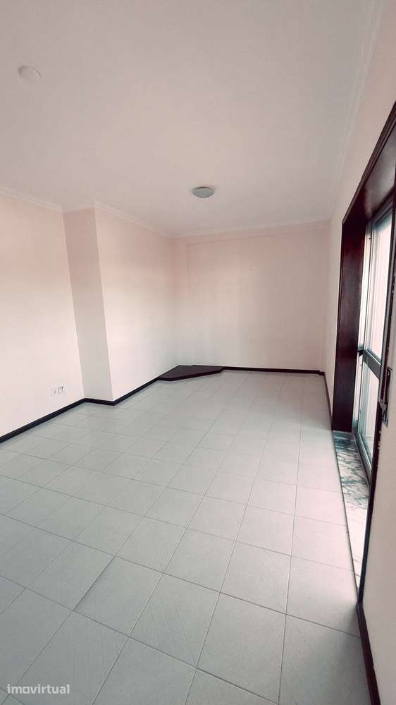 Apartamento T2 - Junto Av. Sá Carneiro, Feira -s/ garagem - Grande imagem: 3/22