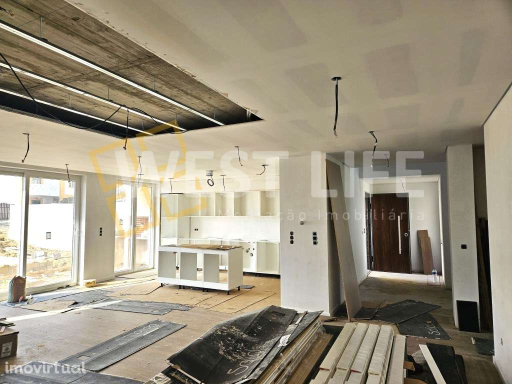 Moradia T4 com logradouro, terraço e piscina - NOVA - Grande imagem: 5/35