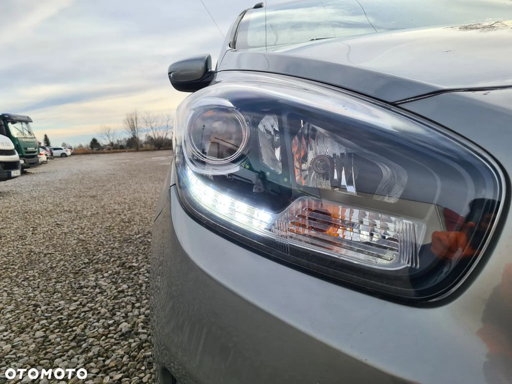 Kia Carens 1.7 CRDi 115 Dream-Team Edition - 38