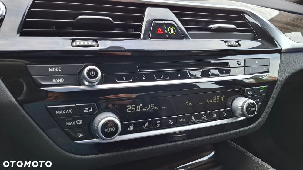 BMW Seria 5 M550i xDrive - 24