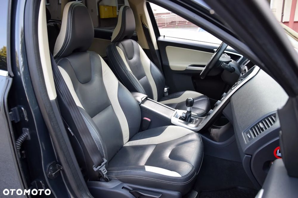 Volvo XC 60 D5 AWD RDesign - 19