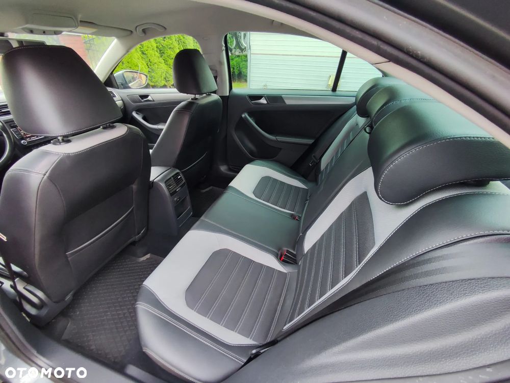 Volkswagen Jetta 2.0 TDI Highline DSG - 22