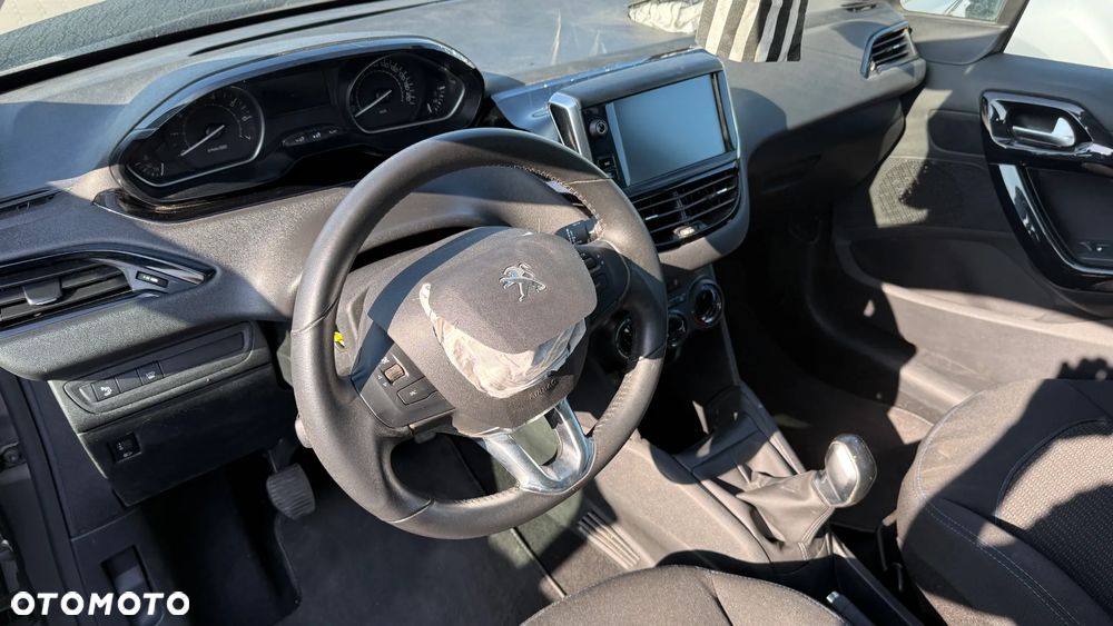 Peugeot 208 - 13