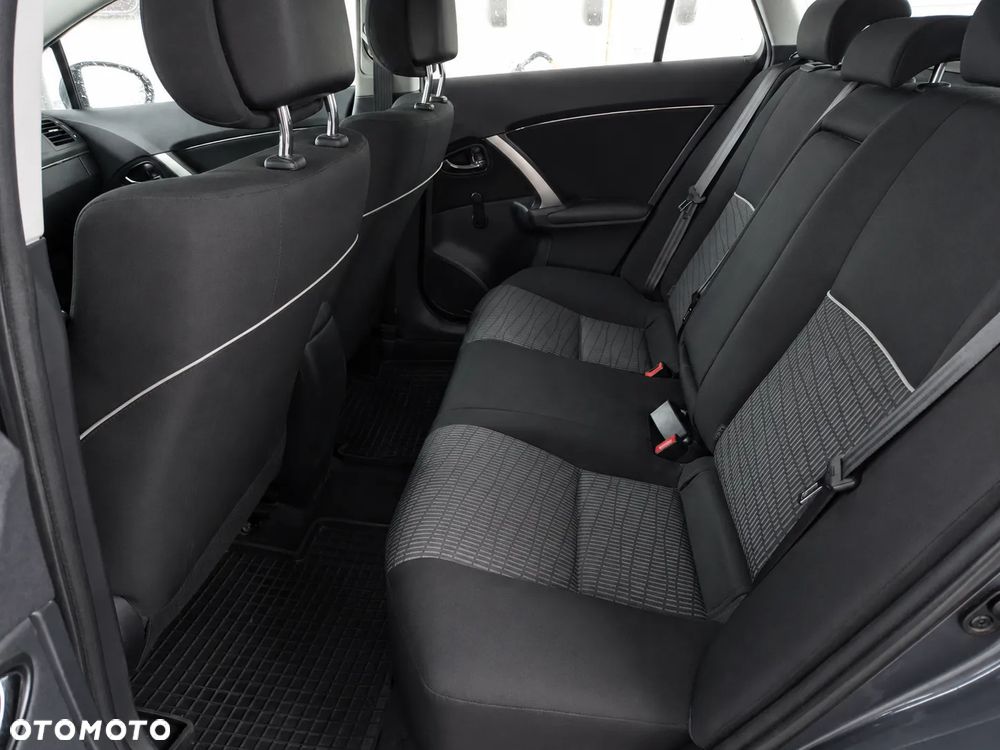 Toyota Avensis 1.6 Comfort - 12
