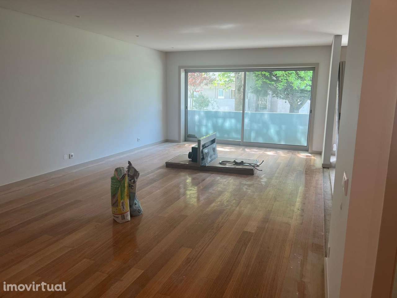 T2 completamente renovado com terraço, garagem e parque privativo - Grande imagem: 4/24