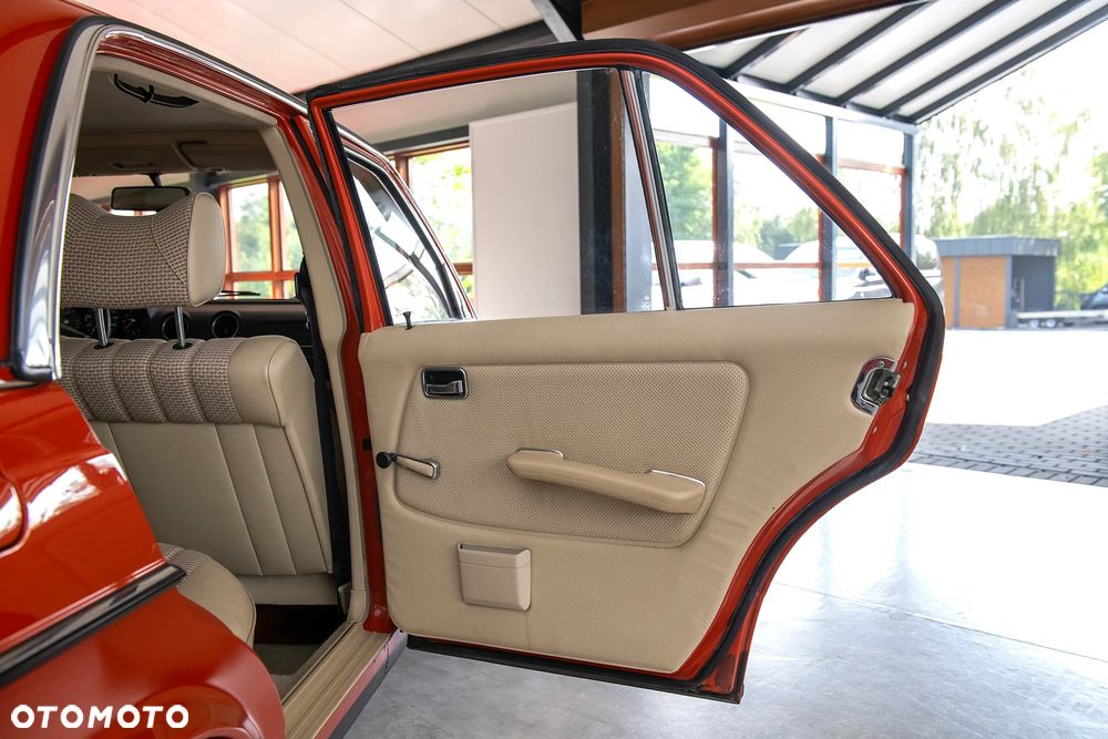 Mercedes-Benz W123 - 23
