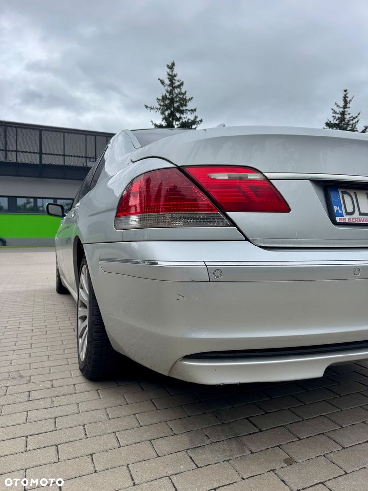 BMW Seria 7 750i - 8