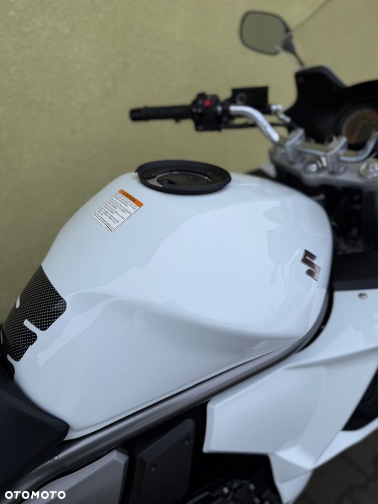 Suzuki GSX - 17