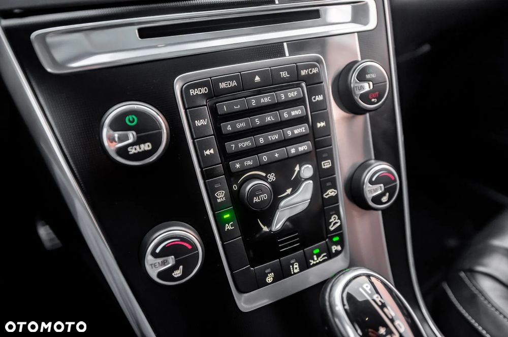 Volvo XC 60 D5 AWD R-Design Momentum - 26