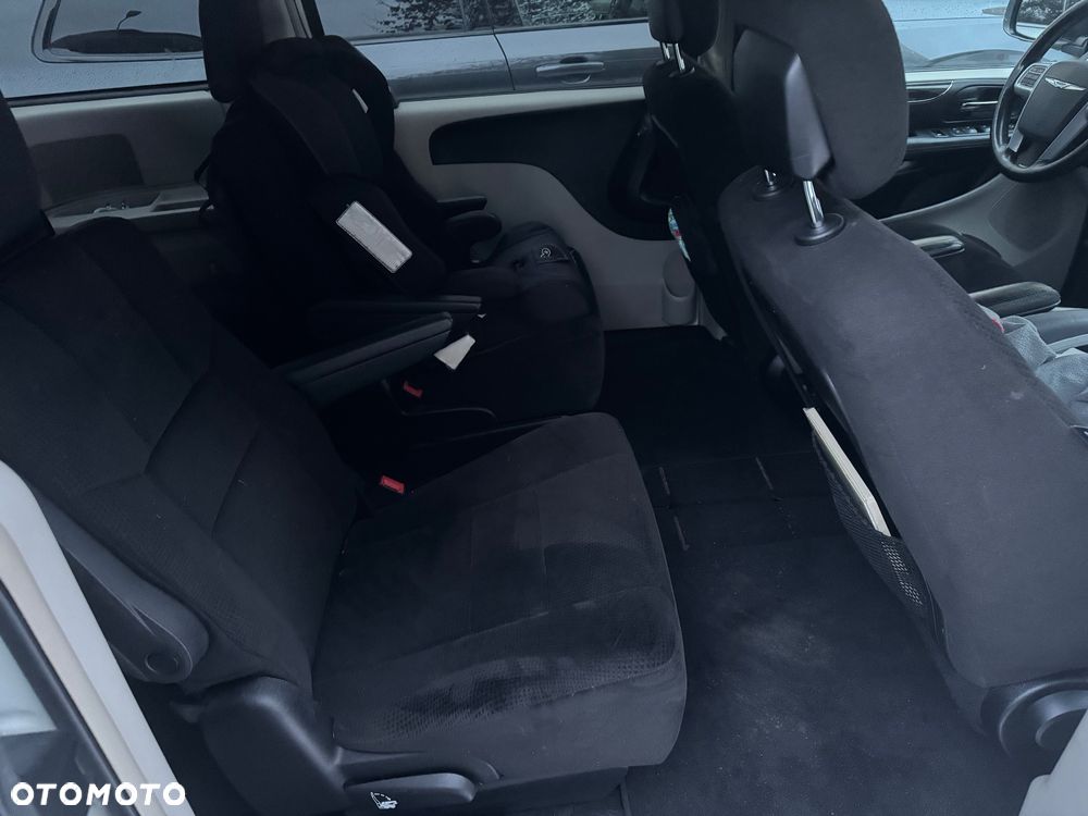 Chrysler Town & Country - 13