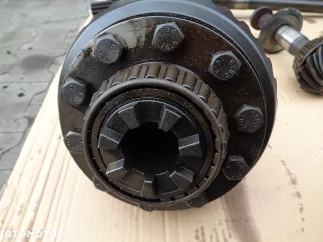 Dyferencjał mechanizm różnicowy przedniej osi Massey Ferguson 5712S - 2