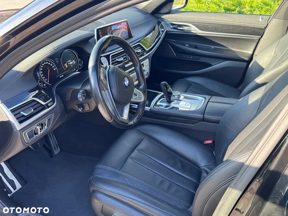 BMW Seria 7 740i - 35