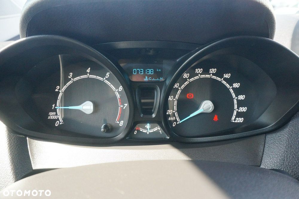 Ford Transit Courier - 17