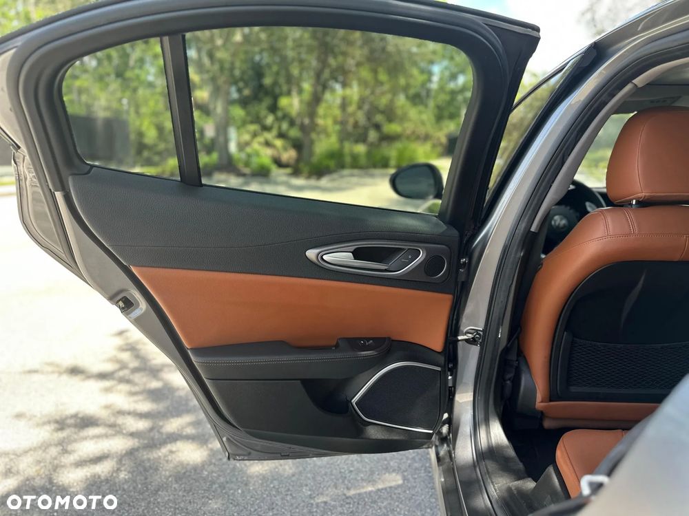 Alfa Romeo Giulia 2.0 Turbo 16V AT8-Q4 Veloce Ti - 36