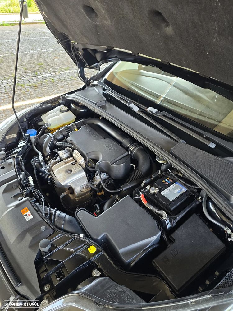 Ford Focus 1.0 EcoBoost S&S Champions Edition - 33