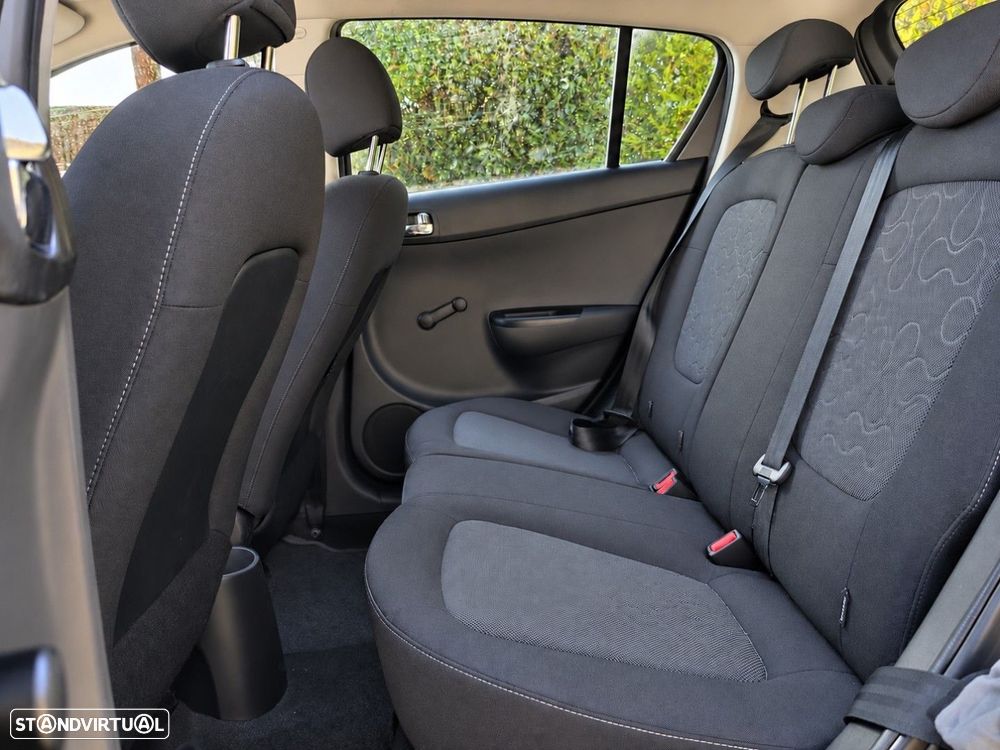 Hyundai i20 1.2 Classic Fun ESP - 12