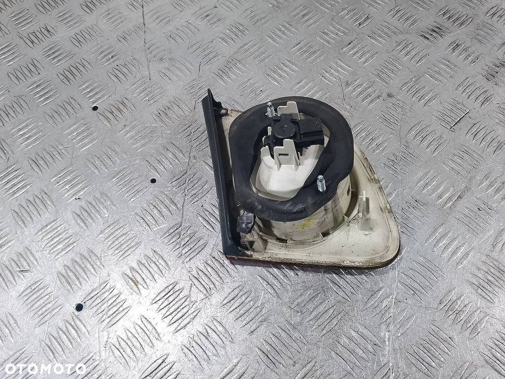 LAMPA TYLNA PRAWA W KLAPE SEDAN - 4