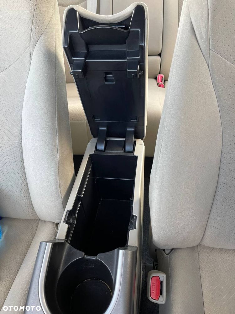 Toyota Prius (Hybrid) Comfort - 17