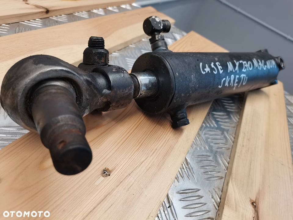 Case MX Magnum 2002r. {Cylinder hydrauliczny skrętu} - 8