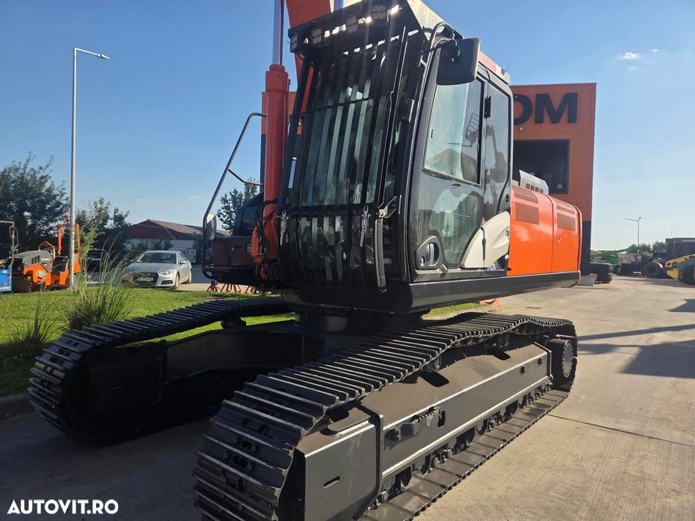 Hitachi ZX350LCN-6, 8.687h, CUPLA RAPIDA, cupa 2,2mc dinti NOI, latime 2,99m, ad sapare 7m, lant 90% bun doar 595h deplasare, consum mediu 17l/h, inst picon, inst rotire pe brate, GRESARE AUTOMATA, camera spate, ridica 25t, PROMOTIE 97.900 EUR+Tva - 20