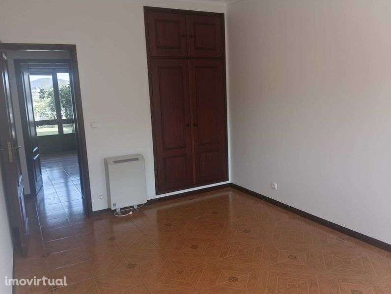 Arrenda-se T2 em rés-do-chão de moradia - Grande imagem: 5/10