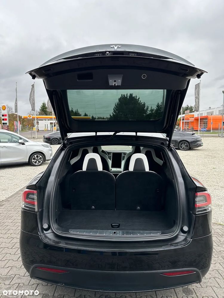 Tesla Model X - 15