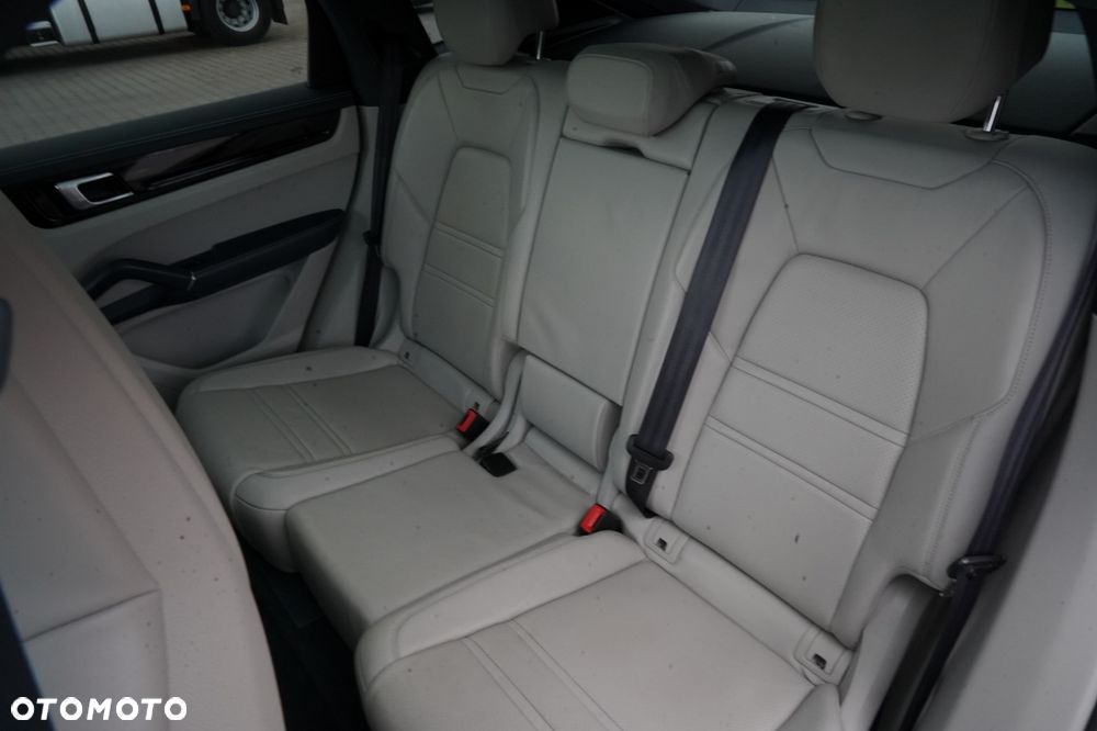 Porsche Cayenne Platinum Edition - 35