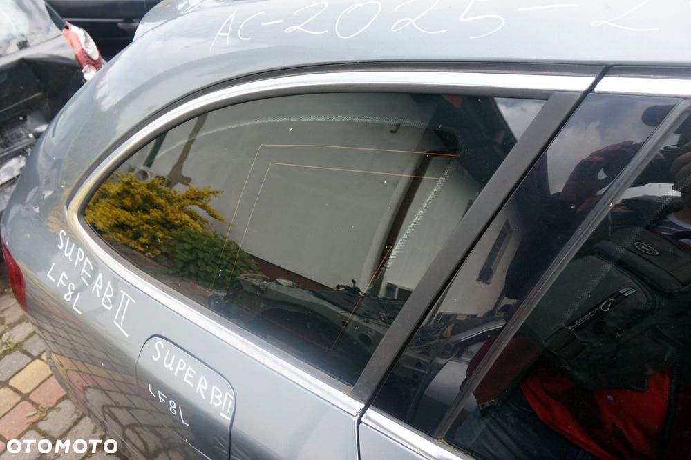 SZYBA KAROSERYJNA TYLNA PRAWA BOCZNA SUPERB II 3T KOMBI  SKODA 2008-2013 - 3
