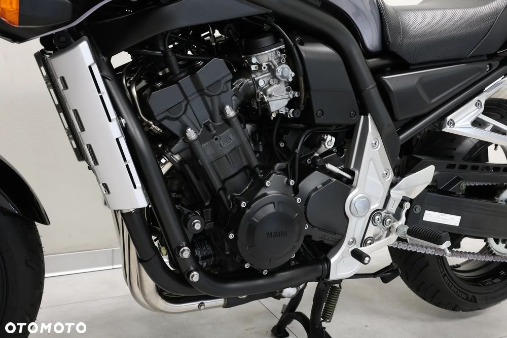 Yamaha FZS - 27