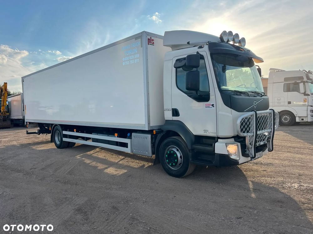 Volvo Wynajem solówka izoterma z windą 4500 ZŁ MIESIĄC
