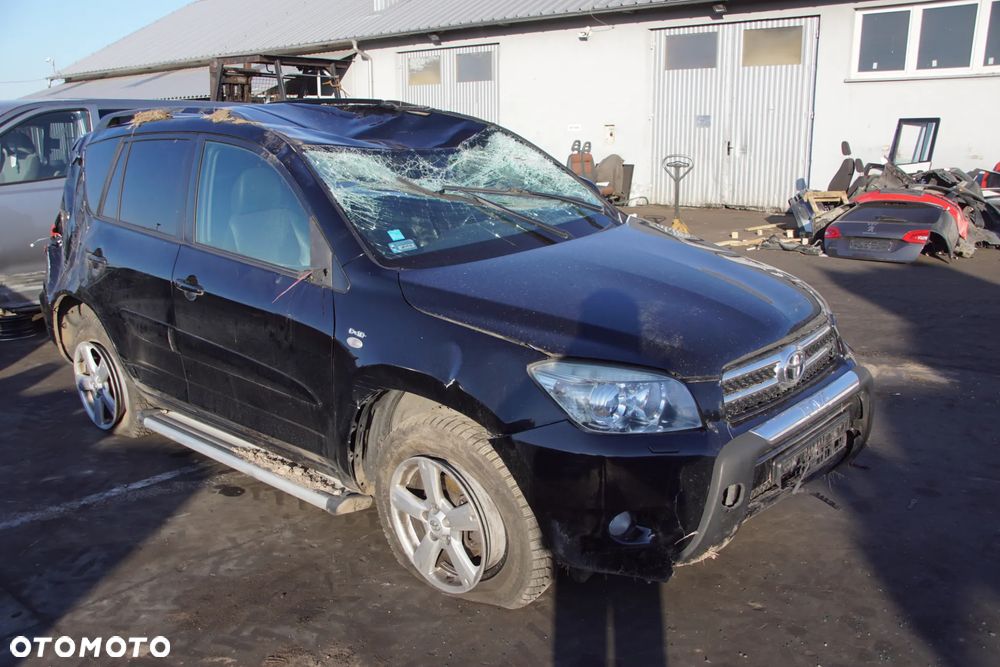 Auto na części - Toyota RAV4 III 2.2 D-4D 136 KM 2AD-FTV EA62 202 2008R Silnik Skrzynia Drzwi Błotnik Klapa Zderzak Lampa Lusterko Klamka Szyba Deska Kokpit Sterownik Moduł Czujnik Licznik Wyświetlacz Panel Kierownica - 8