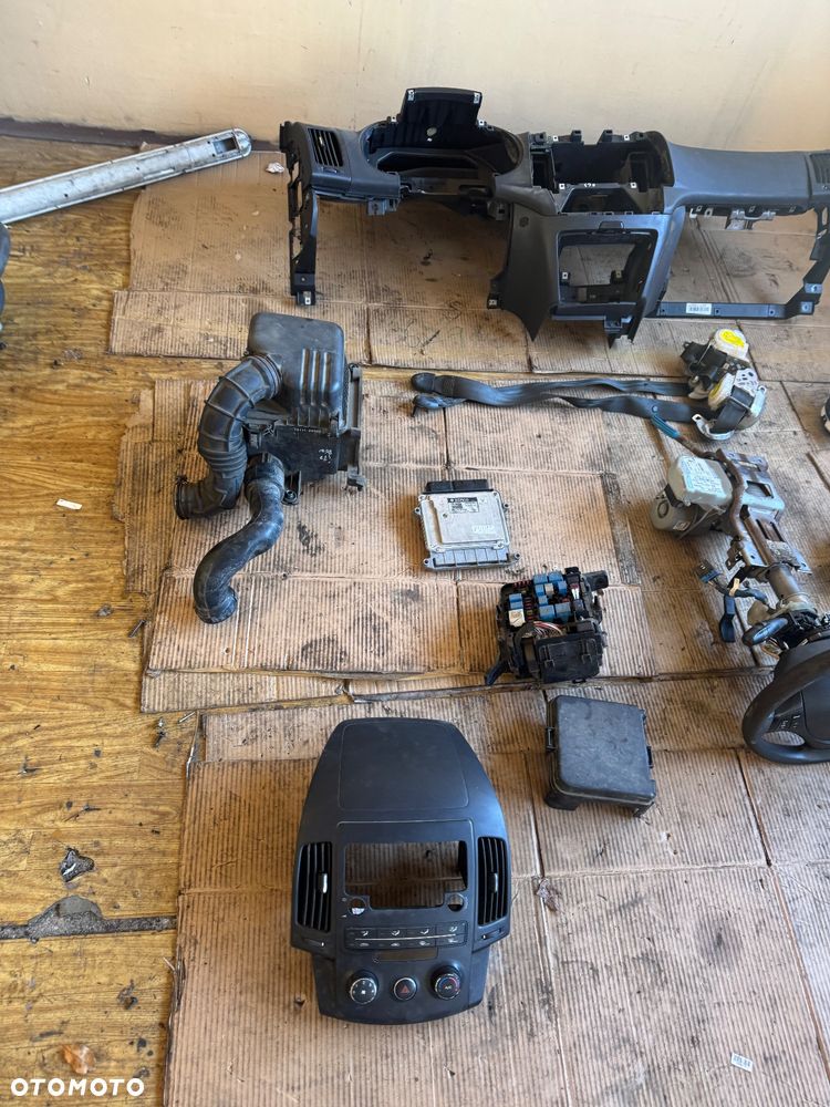 Liczniki hyundai benzyna -94003-2r030 1160113337010 -100zl  Komputer benzyna do benzyny 9030933129c  GFD-844cfs4   39112-2b100 ecu bosch 117.9.8 339  600zl  Wspomaganie elektryczne do hyundaia -1000zl 563002L700 2L56300700 4FDW0808 mpg0002A  31208 2L563-98080 FFDM0808 -100 zł kompletne  Radio  96160-2L200 -200zl  91940-2H130 08396D moduł sterownik zamka  -50zl  91950-2H530  91950-2H530-1008a08008 -100zl  Konsola deska pasy air bag komplet deska rozdzielcza sensor poduszki   -600zl  Panel klimatyzacji -200zl  Skrzynka bezpieczników -100zl  Szybka wysyłka paragon faktura Filtr powietrza do benzyny obudowa filtra powietrza dolot wąż Kolumna kierownicza - 4