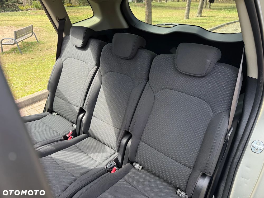 Kia Carens - 19
