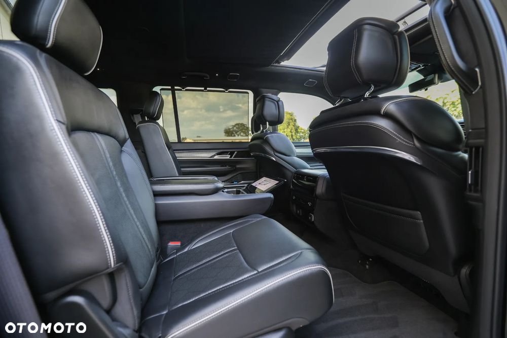 Jeep Grand Wagoneer - 29